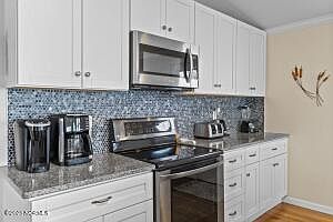 4th image of 3203 E Beach Dr