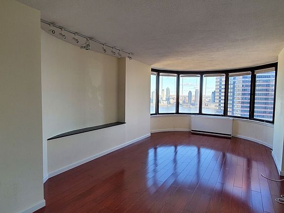 4th image of 330 E 38th St #L25
