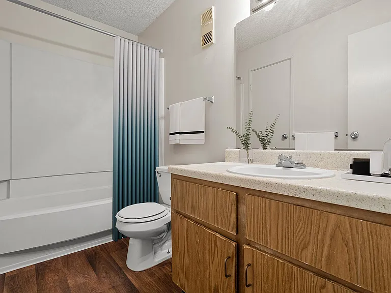 Bristol Pointe Apartments — Photo 18
