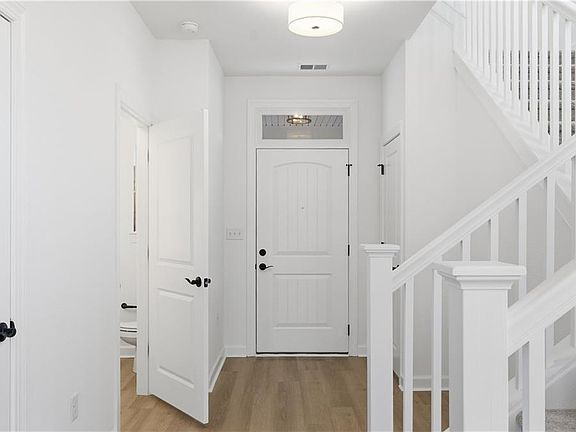 5th image of 700 Crestfield Dr