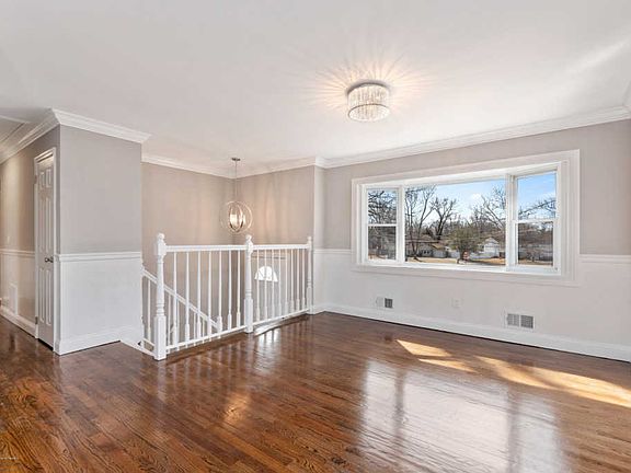 3rd image of 6 Windsor Ct