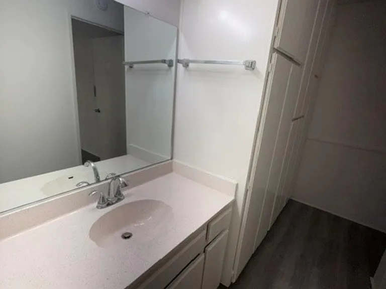 Marquis Apartments — Photo 37