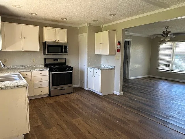1708 W Elm St — Photo 2