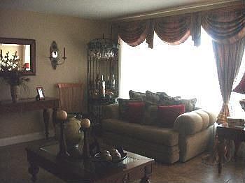 2nd image of 815 SE 20th Pl