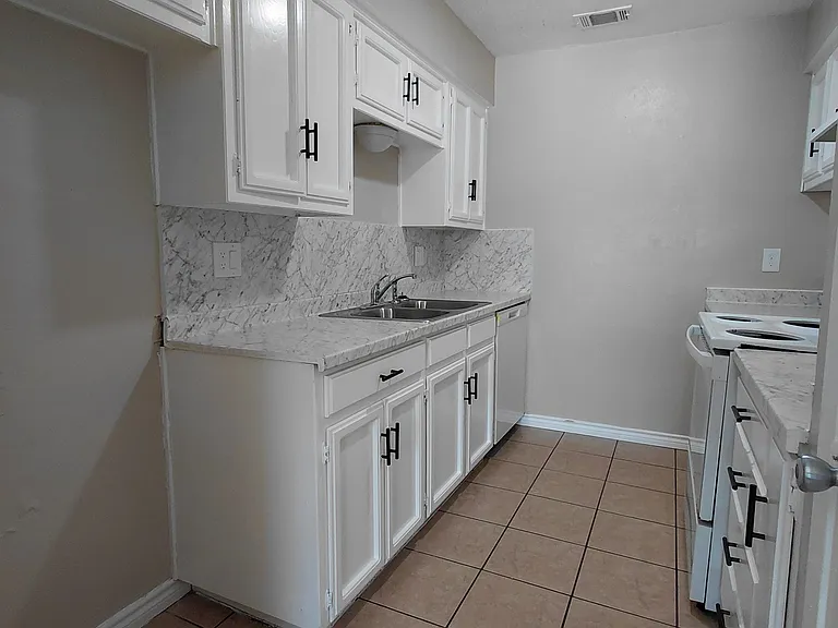 3900 Camelot St #B — Photo 5