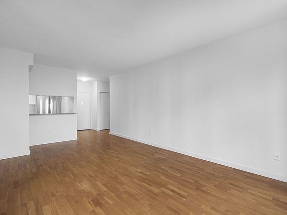 4th image of 1 Columbus Pl APT N39b