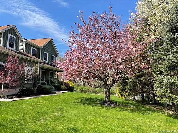 3rd image of 25 Sugarloaf Mountain Road