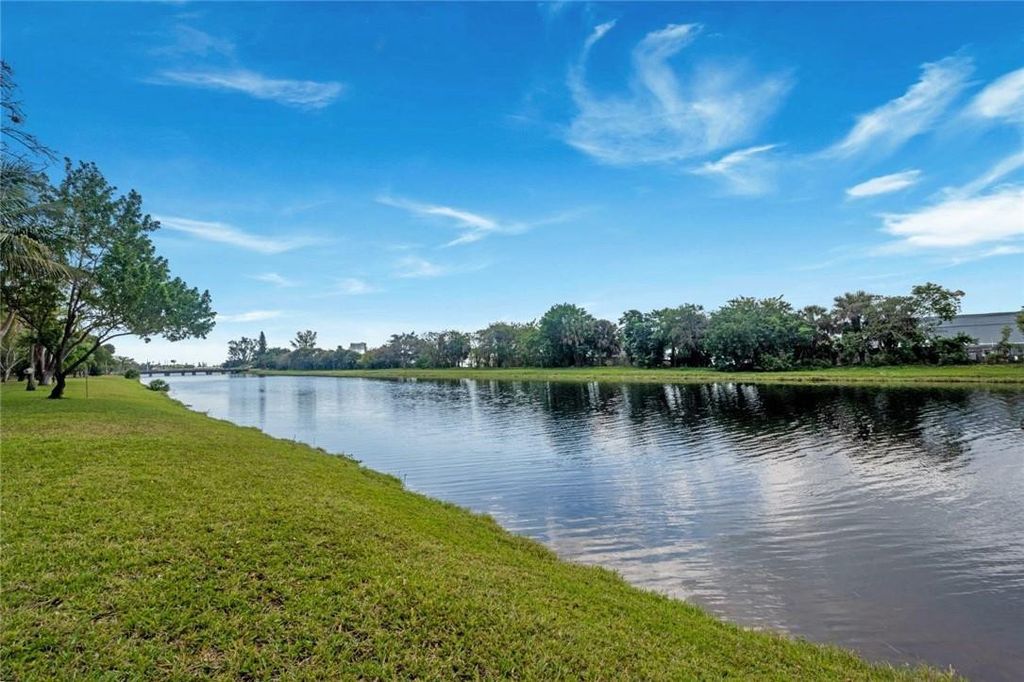 2206 S CYPRESS BEND Drive #208, photo 2