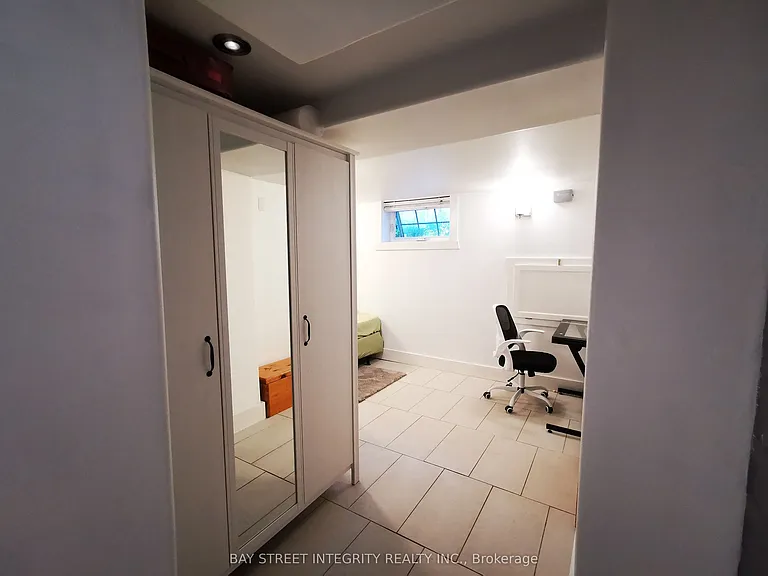 488 Manning Ave #BASEMENT — Photo 8