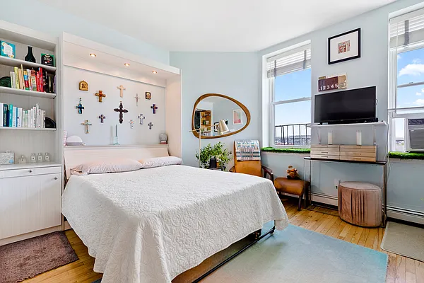 Sold by R New York | media 4