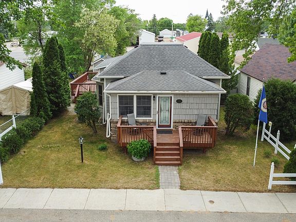 2nd image of 115 Birch Ave SE