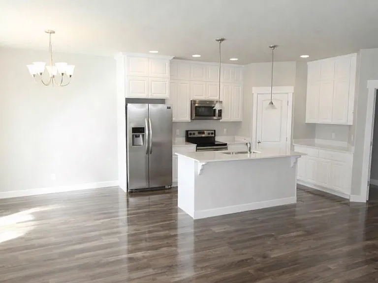 964 S 2040 W — Photo 2