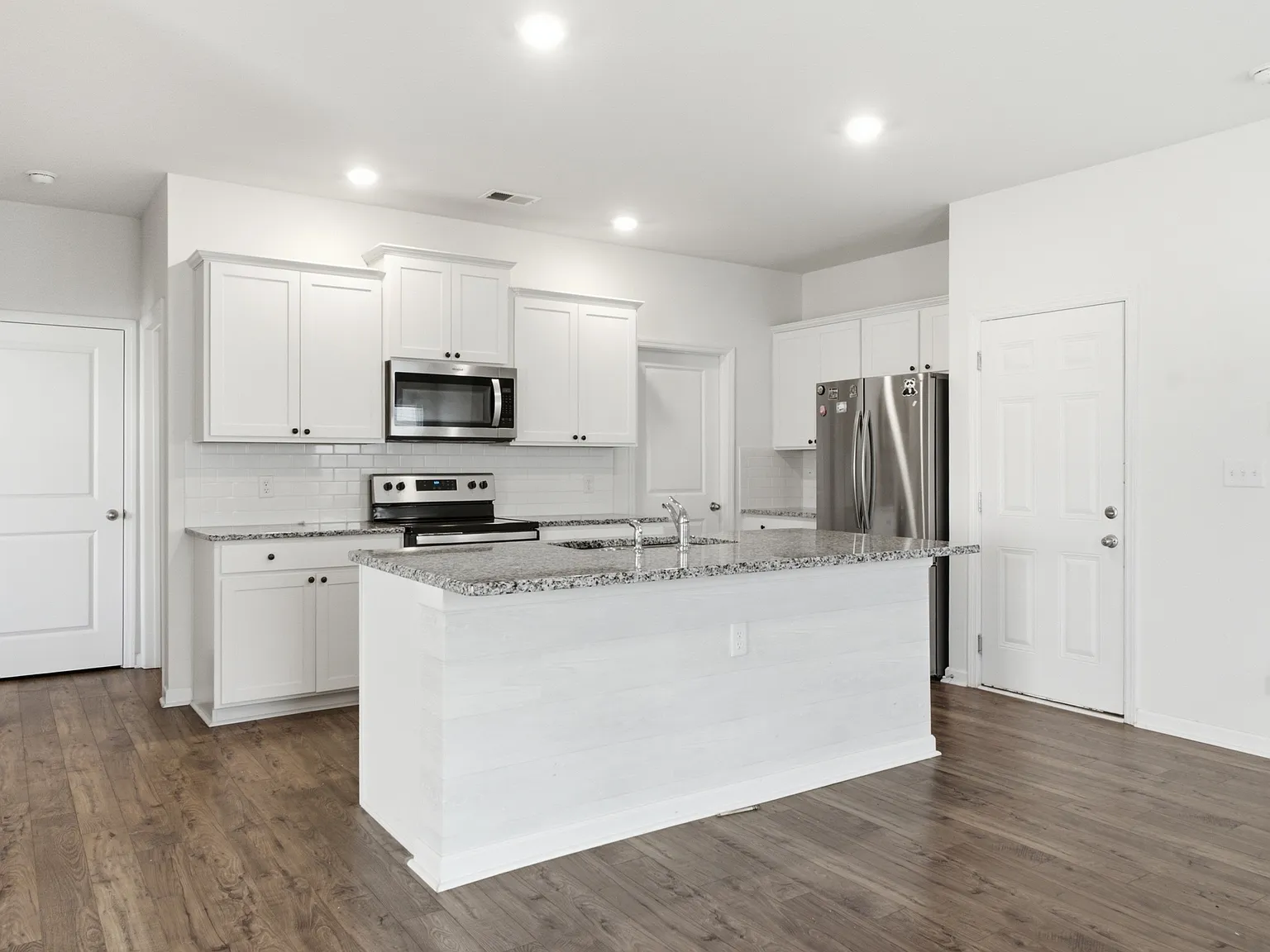 5 bed, 2600 sqft, $2,495 — Photo 3