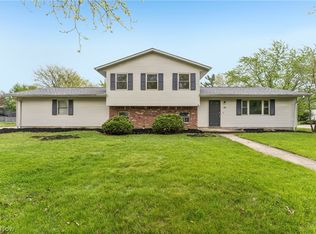 102 California Dr, Elyria, OH 44035