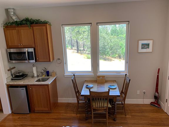 Kitchenette/dining area