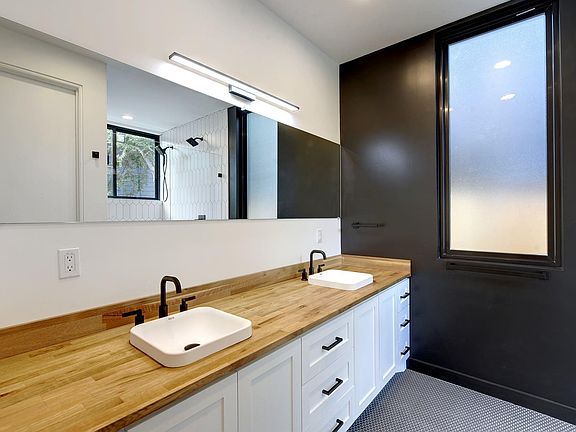 5th image of 2613 Zaragosa St
