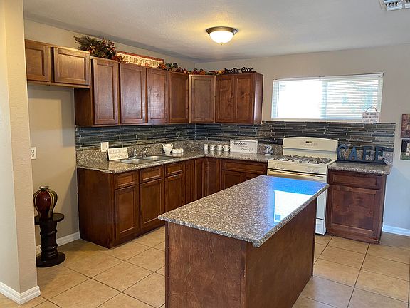 3rd image of 2810 W Marshall Ave