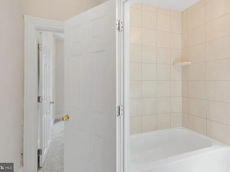 2323 E Cambria St — Photo 19