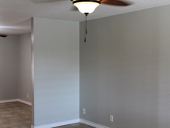 3rd image of 600 NE Ave E