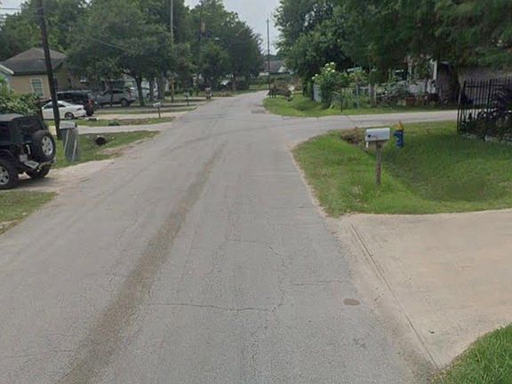 3rd image of 1033 Reverend B J Lewis Dr