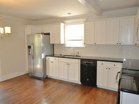4th image of 1902 Stanton St