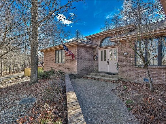 2nd image of 13 Nottingham Dr