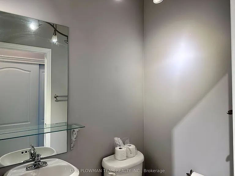 44 Bond St W #607 — Photo 18