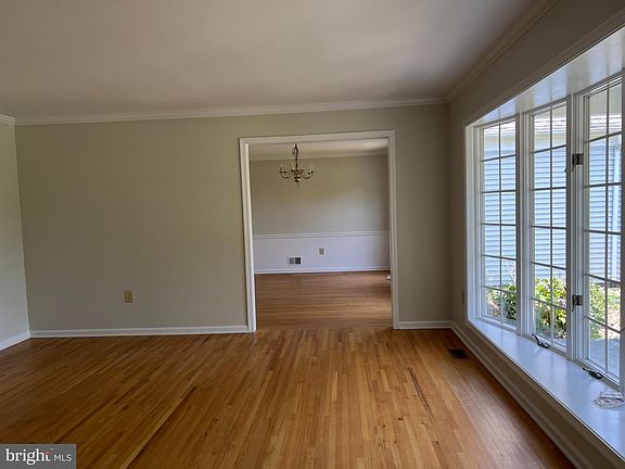 4th image of 17 Huntington Dr