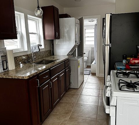 4th image of 206 Division St