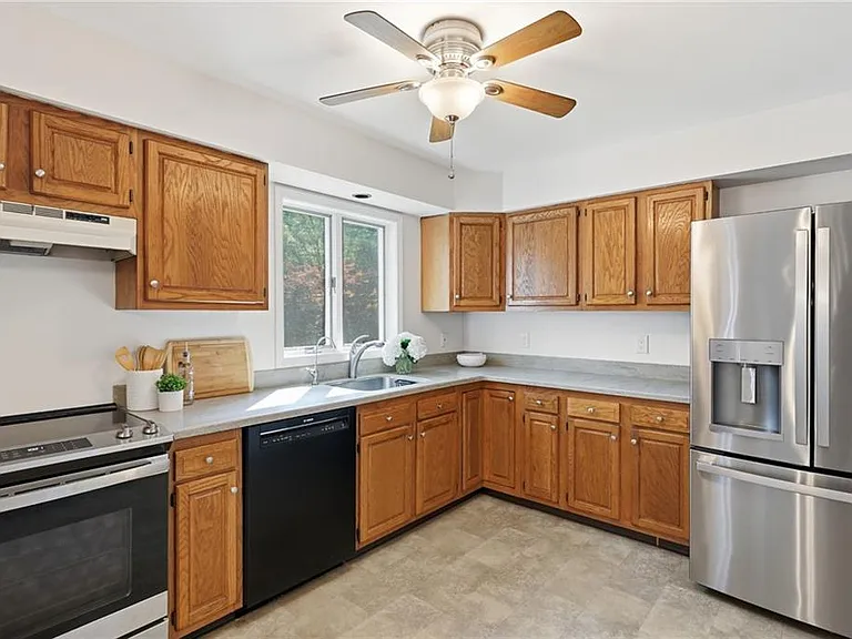 2 Lafayette Dr — Photo 12