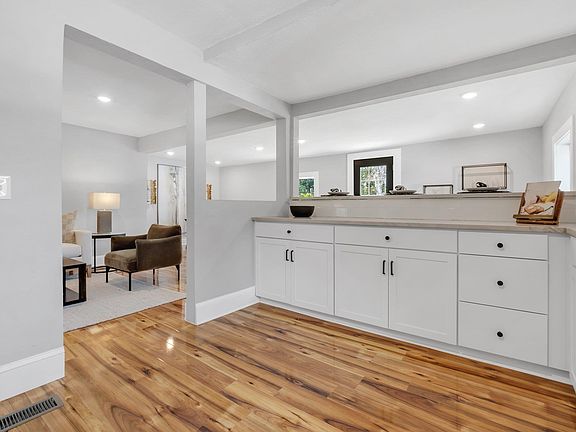 5th image of 132 Oak St