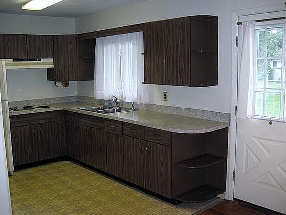 5th image of 136 Belmont Ave