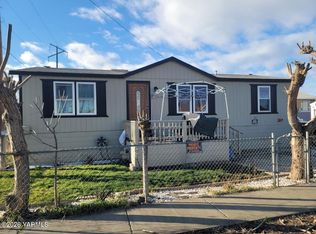 101 W Elizabeth St, Wapato, WA 98951