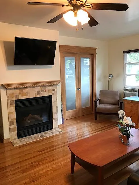 2 bed, 1.5 bath, 1100 sqft, $5,495 — Photo 3