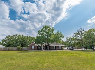 218 Rustic Oaks Dr, Bryan, TX 77808