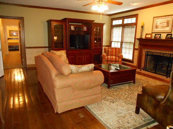 4th image of 218 Pine Knoll Ln