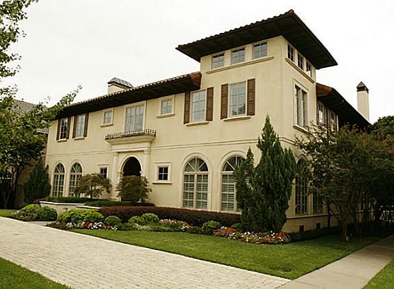 3rd image of 4233 Versailles Ave