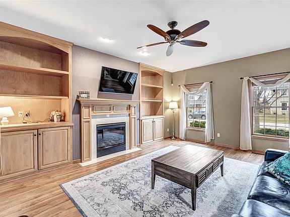 Cozy Living Room w/Gas Fireplace