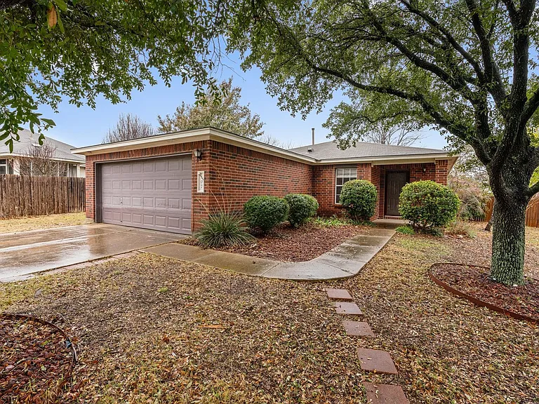 107 McCarthur Dr — Photo 3