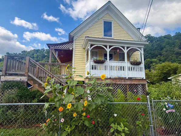 213 Railroad Ave, Alderson, WV 24910