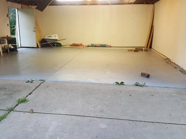 Huge 2 1/2 car garage - painted /insulated