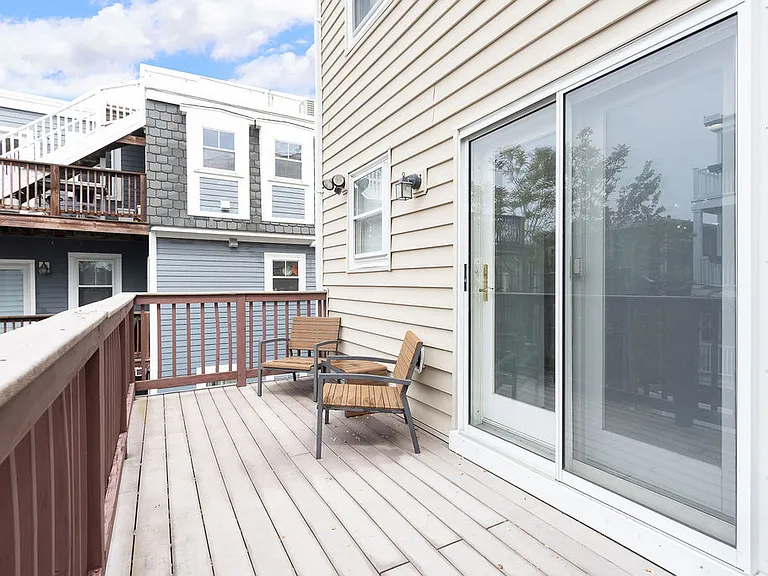 119 W 3rd St #B — Photo 2