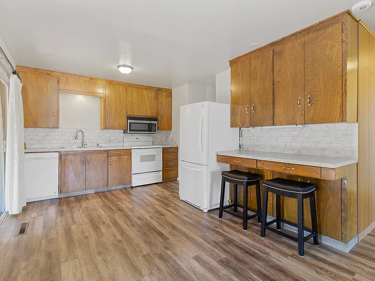 2044 Sunrise Cir — Photo 14