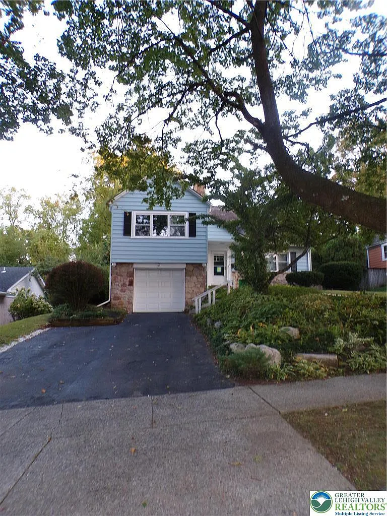 3 bed, 2.5 bath, 2423 sqft, $2,500 — Photo 1