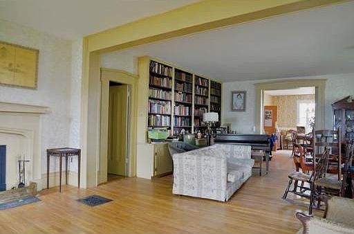 3rd image of 46 Dearborn St