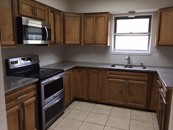 5th image of 9826 Bayou Woods Dr