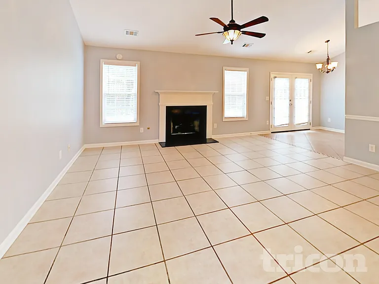 923 Laurel Green Ln — Photo 4