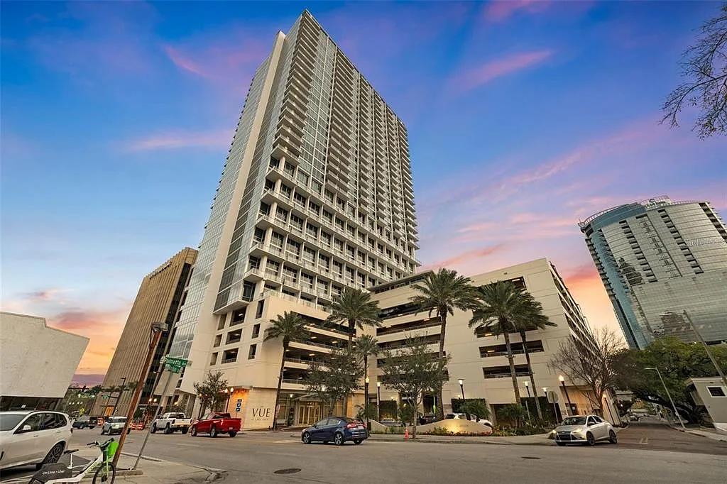 1 bed, 1.5 bath, 966 sqft, $2,300 — Photo 1