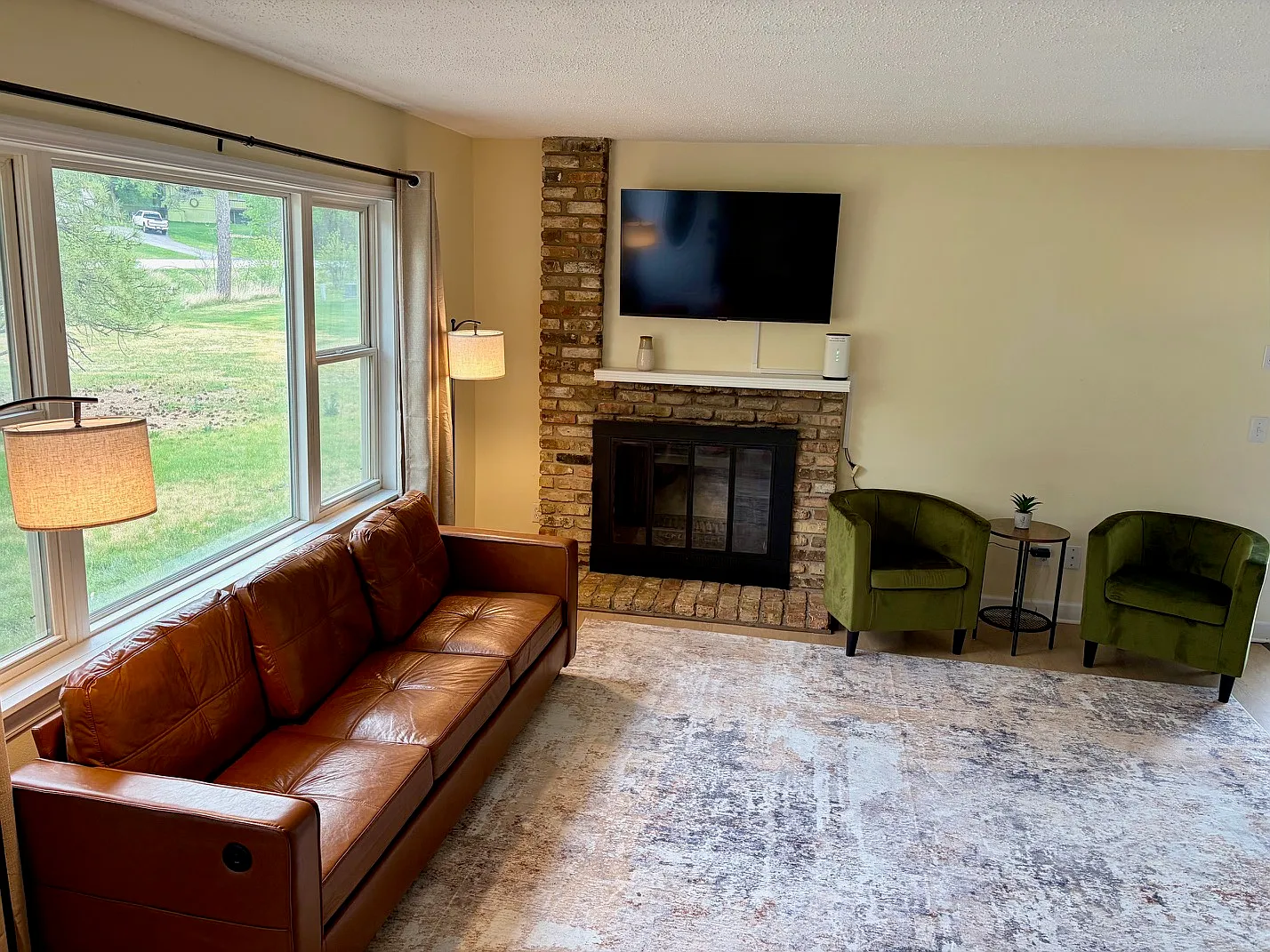 3 bed, 1555 sqft, $2,100 — Photo 2