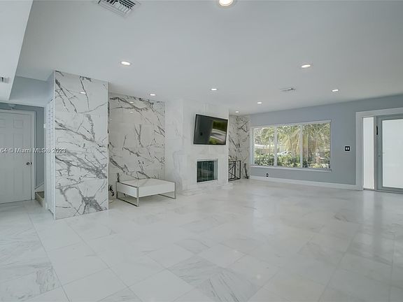 5th image of 2456 Bayview Dr